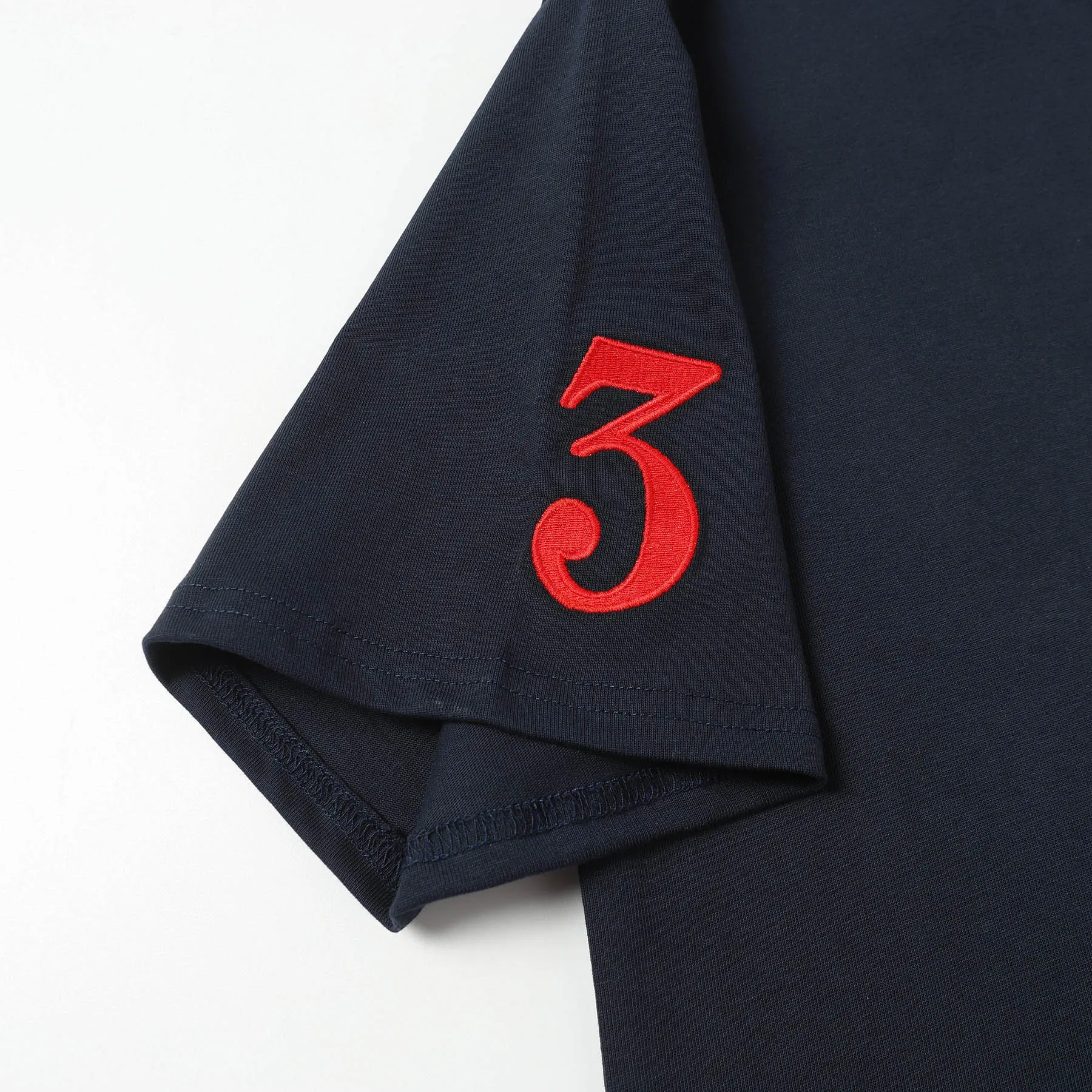 P130 Style number: A001 Brand reputation: Ralph Lauren is an internationally renowned high-end fashion brand, representing quality, style and status. Wearing its short sleeves can highlight consumers' taste and identity. Classic design: The brand has unique and enduring classic design elements, such as the polo logo, iconic color combinations, etc., which are both fashionable and recognizable. High-quality fabric: Made of double yarn 280g fabric, usually made of high-quality cotton fabric, which is soft, breathable, and sweat-absorbent, comfortable to wear, and suitable for various occasions and seasons. Exquisite craftsmanship: Pay attention to detail processing and production technology, neat stitching, and tailoring to ensure the durability and beauty of the clothing. Diversified styles: covering a variety of styles from casual to formal, simple to gorgeous, meeting the individual needs and wearing scenarios of different consumers. Strong matchability: Can be matched with a variety of bottoms, jackets and accessories to easily create a variety of different fashion looks. Inheritance and innovation: While maintaining the traditional charm of the brand, we constantly innovate designs and incorporate new fashion elements to keep our products attractive. Brand values: The American lifestyle and positive values ​​conveyed by Ralph Lauren are also recognized and yearned for by consumers. Color: Black White Gray Blue White Blue Red Pink Sky Blue Bean Green Burgundy Complete Sizes: S, M, L, XL,